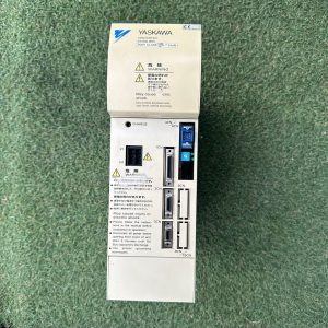 4L249 中古 安川インバーター CIMR-M5N27P5 VS-656 MR5 7.5kW 3PH