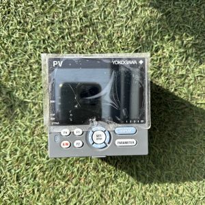 4M226 中古　YOKOGAWA UT35A デジタル指示調節計　